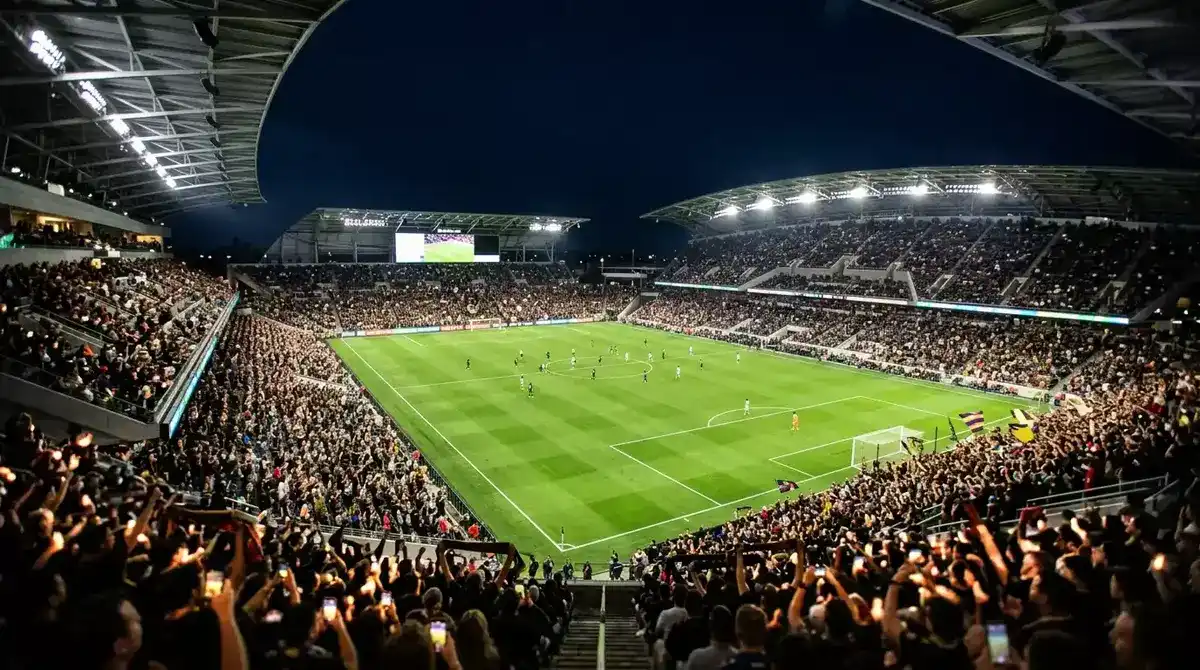 Estadio de fútbol de la MLS iluminado durante un partido nocturno