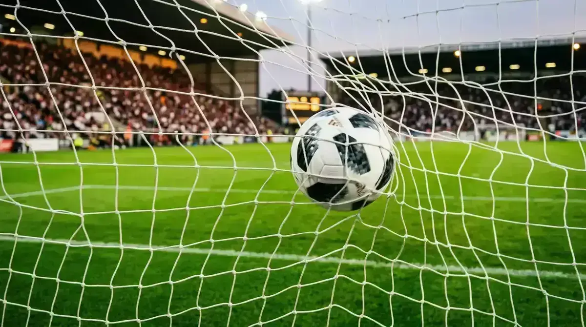 Portería de fútbol con balón entrando en la red durante un partido de la MLS