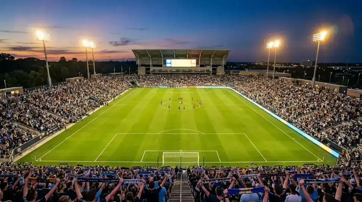 Estadio de la MLS iluminado durante un partido nocturno con ambiente de apuestas deportivas